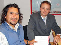 Victor Corcuera firmando convenio con Alianza Francesa